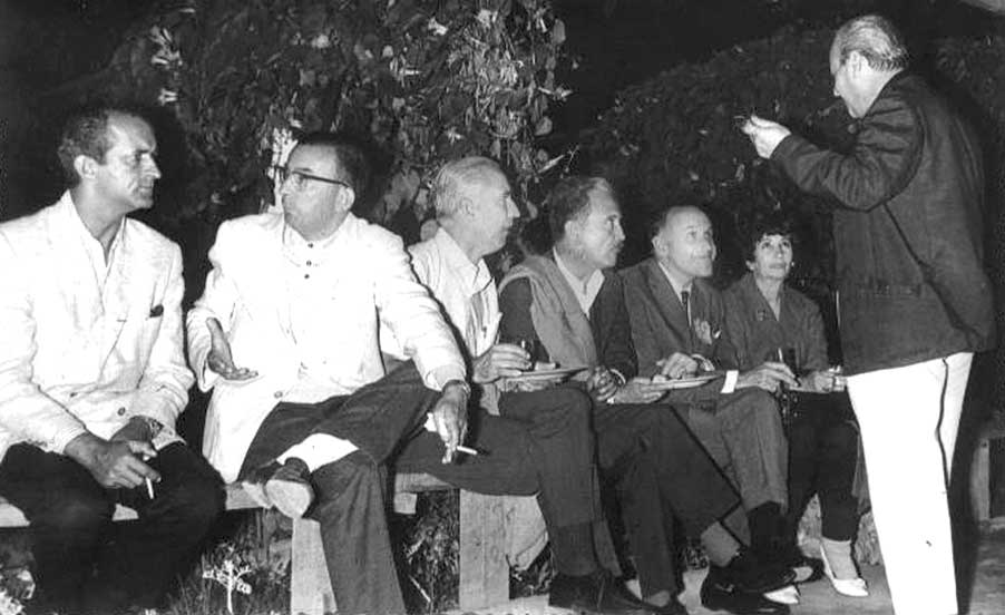 En Arica en febrero de 1966, con su esposa Flor de María Rodríguez, Fernando de Szyszlo, Jorge G. Llosa, Arturo Ardao, José María Arguedas y Manuel Ugarte