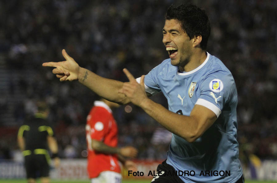 Luis Suarez, delantero de la seleccion uruguaya, festeja su cuarto gol ante Chile en partido por las eliminatorias.
El resultado final del partido fue Uruguay 4 - Chile 0
Todos los goles fueron de Suarez
11 de noviembre de 2011
Montevideo - Uruguay