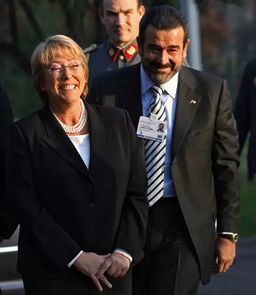 36-Andr%C3%B3nico-Luksic-y-la-presidenta-Michelle-Bachelet-durante-su-primer-mandato-AFP-MARTIN-BERNETTI.jpg.webp